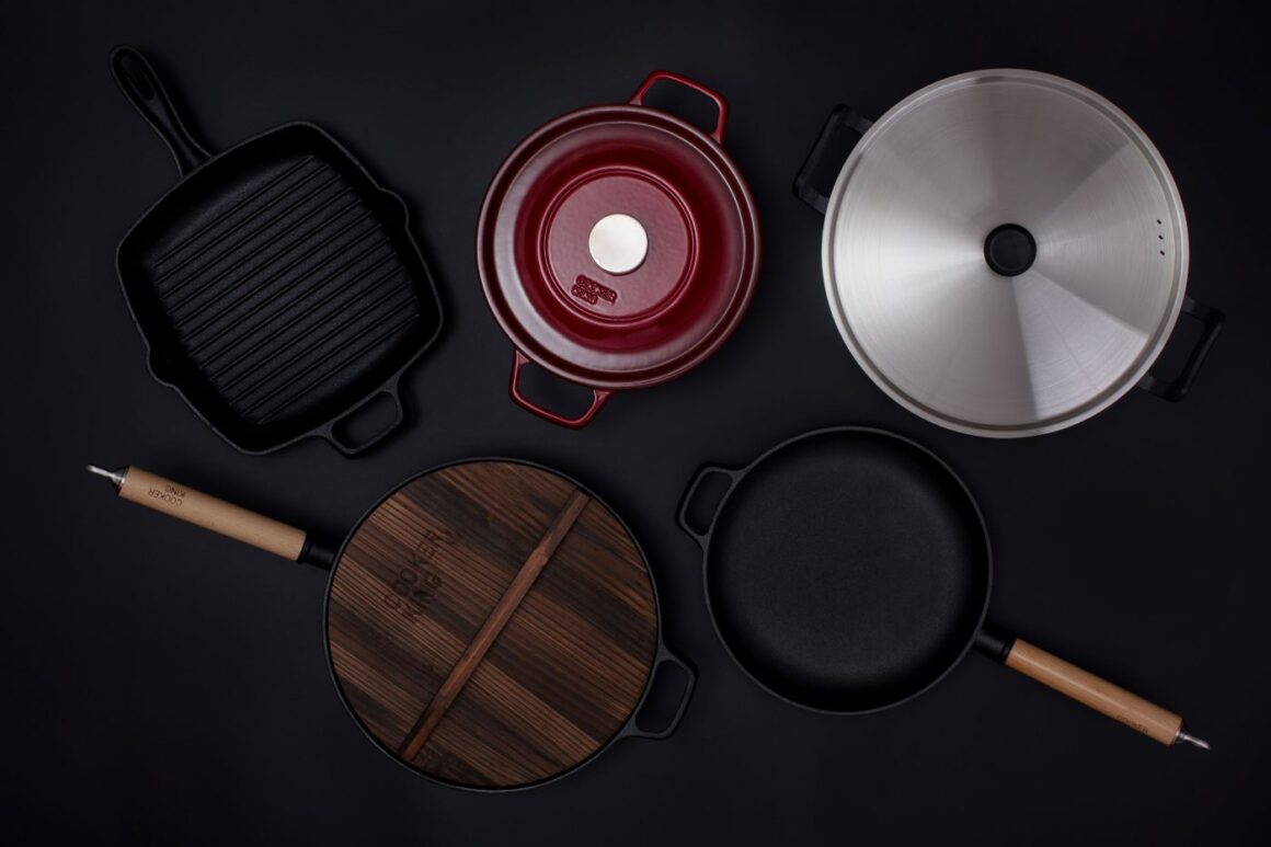 diferite tipuri de tigai fotografiate de suscpe un fundal negru