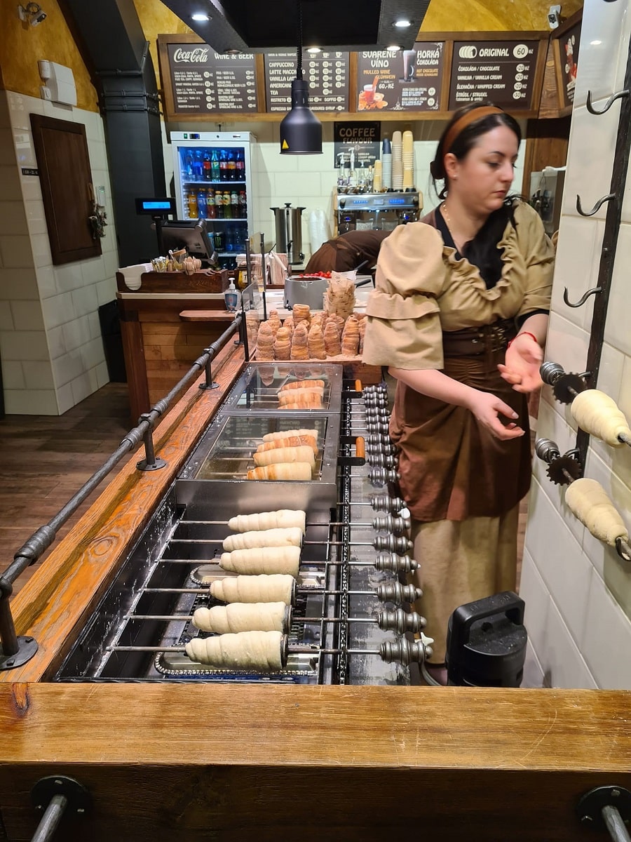 femeie care prepara Trdelnik la Trdlo din Praga