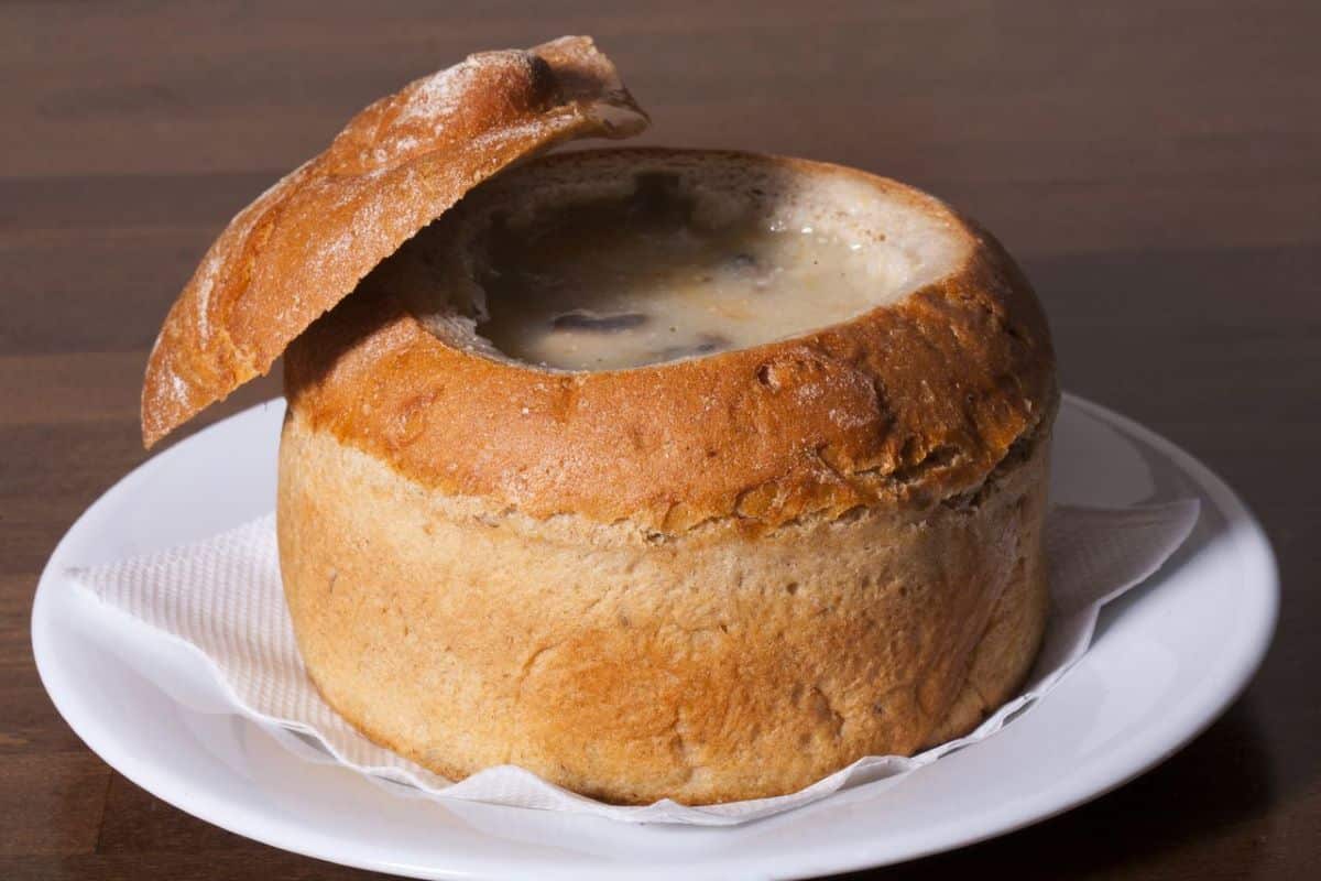 o portie de gulas in paine fara ceapa de la restaurantul V CIpu din Praga