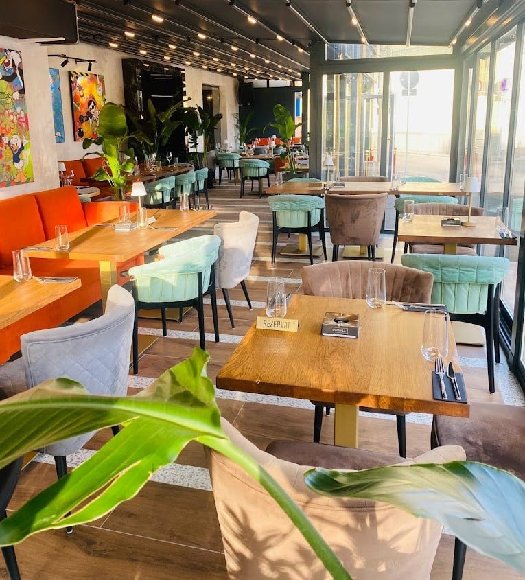 mese si scaune colorate fotografiate in restaurant Via29 Oardea, ziua, cu lumina naturala