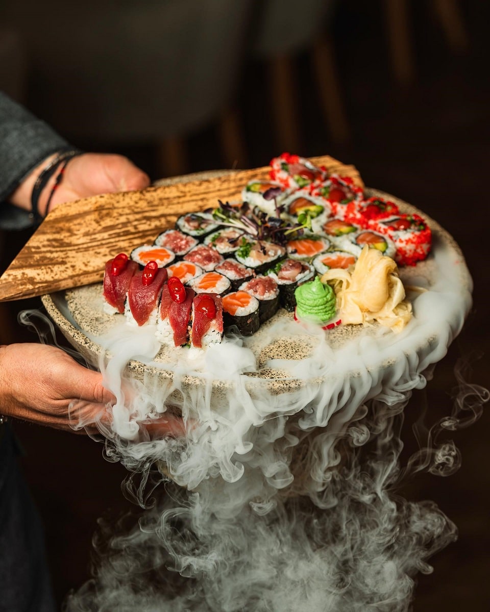 platou cu diverse sortimente de sushi de la Yoshi Susho București