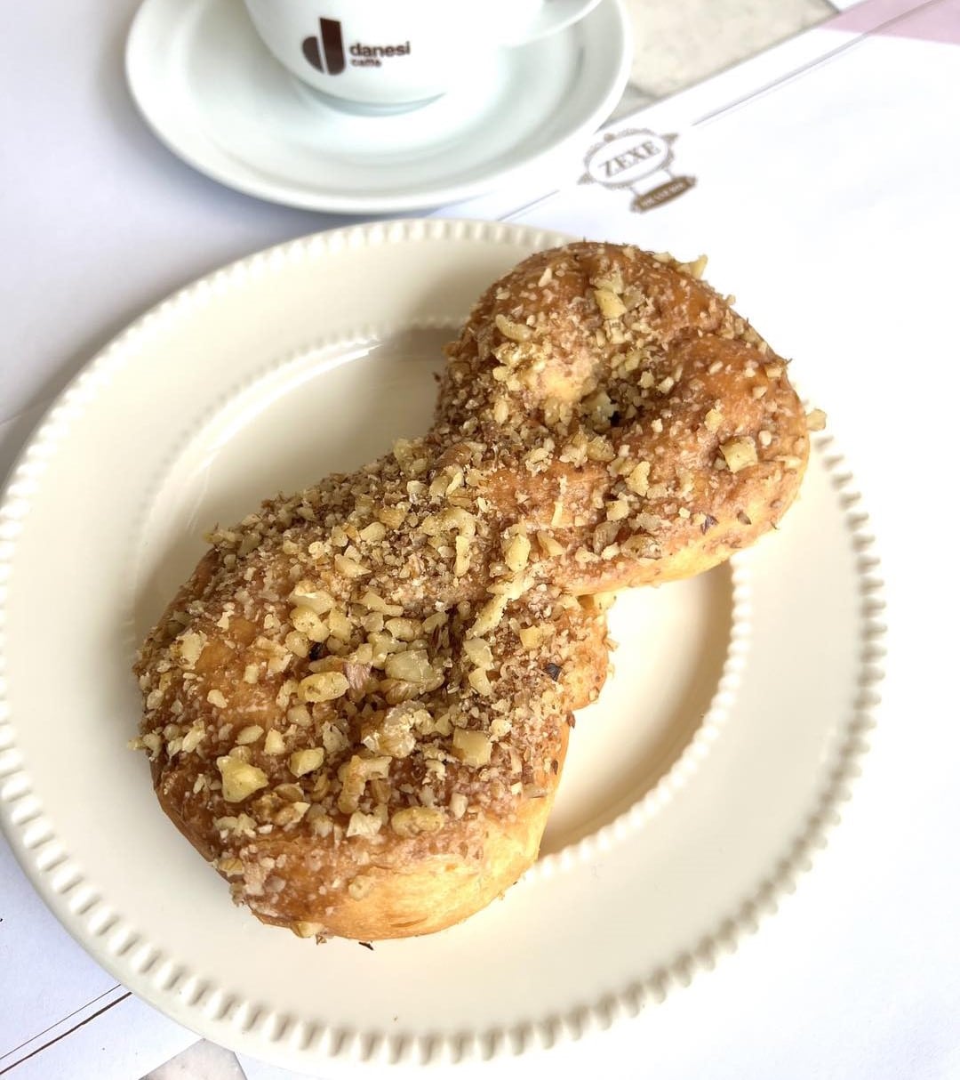 1 bucata de mucenic moldovenesc cu nuca de la Zexe Braserie