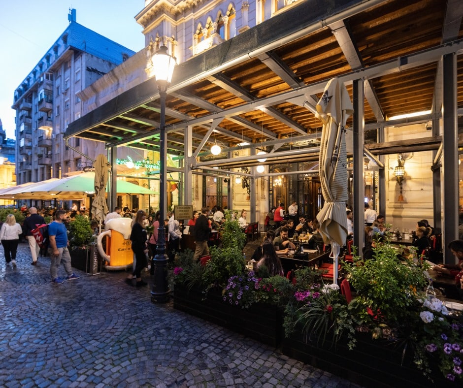 terasa de la Caru cu bere, unde ieșim la restaurant de 1 Mai