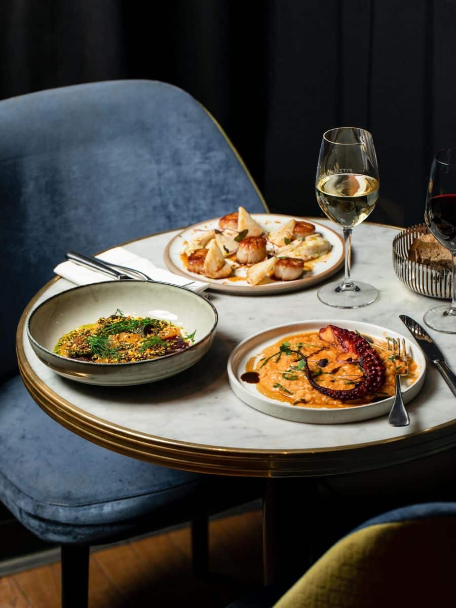 MAI MULTE FARFURII CU PREPARATE TIPIC PARIZIENE IN RESTAURANTUL FITZGERALD