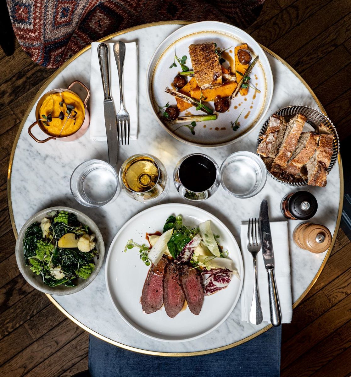 MAI MULTE FARUFURII SUNT FOTOGRAFIATE DE SUS PE O MASĂ ROTUNDĂ