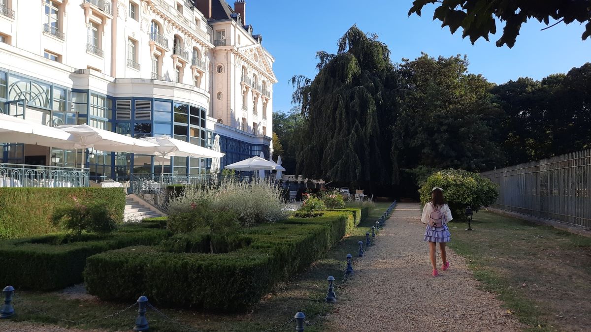 INTRAREA IN RESTAURANTUL LA VERANDA BY GORDON RAMSEY, PRINTR-O GRADINA VERDE 