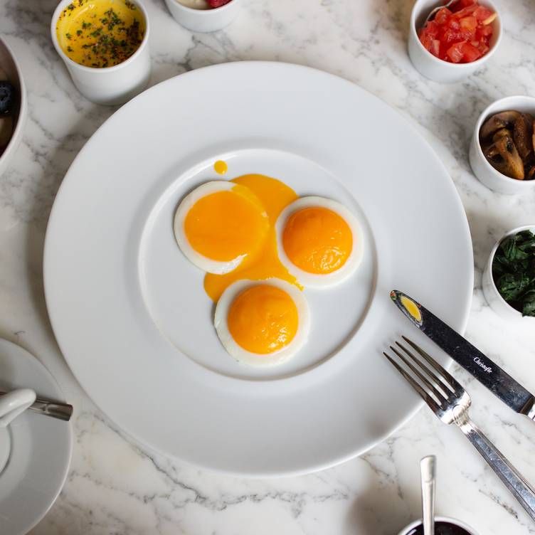 MIC DEJUN CU TREI OUA OCHIURI PE O FARFURIE ALBA