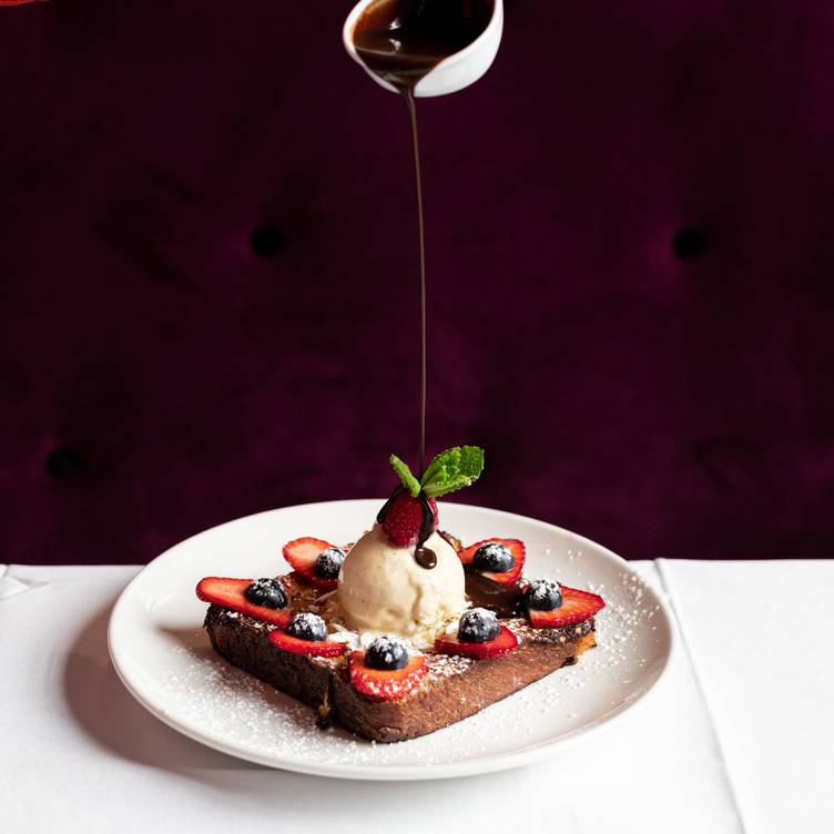 O PORTIE DE DESERT GATITA IN INTERIORUL RESTAURNTULUI L'EMPIRE DU 8ÈME