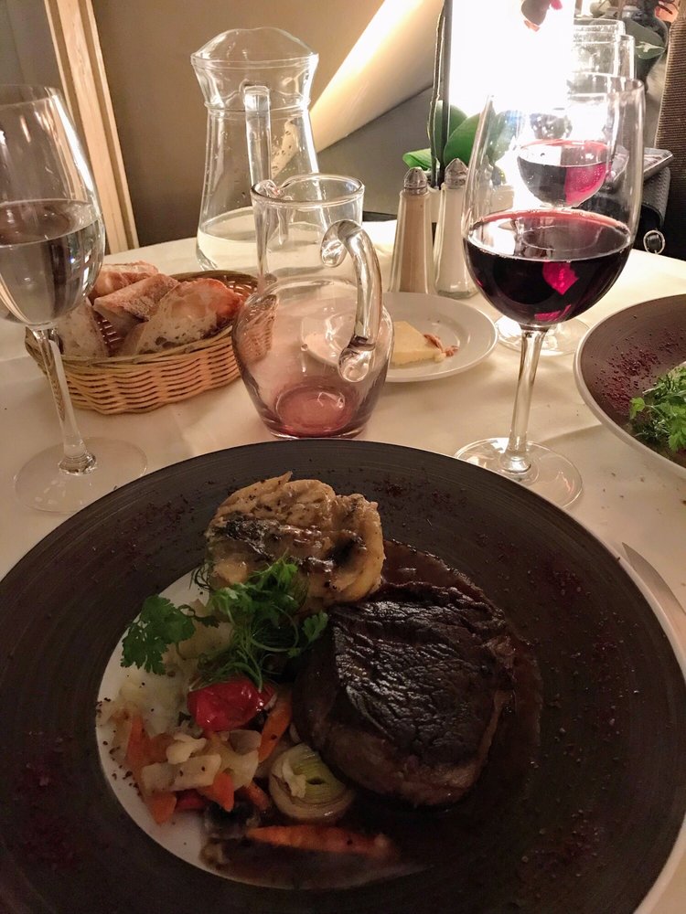 friptura servita alaturi de un pahar de vin rosu