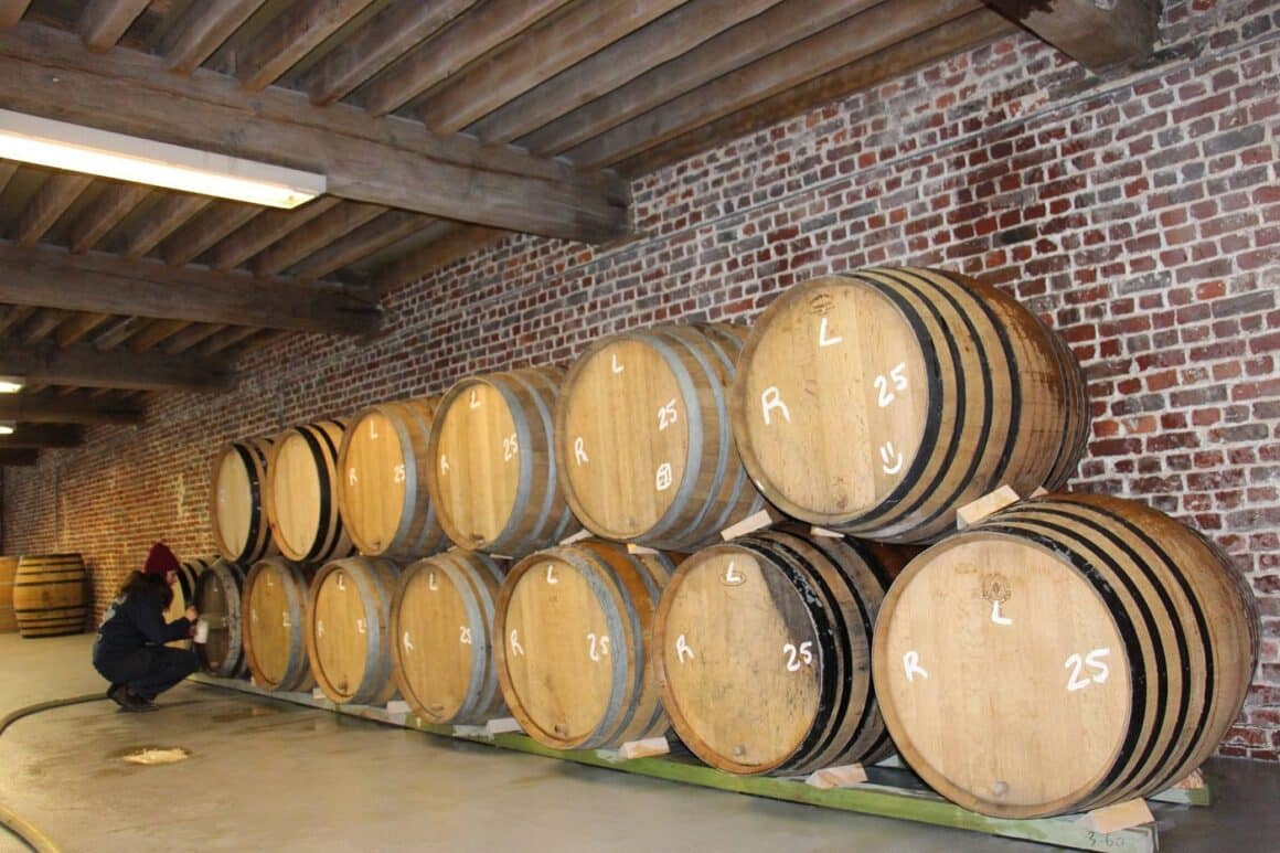 stiva de butoaie cu bere de la Brasserie Cantillon - berării Belgia