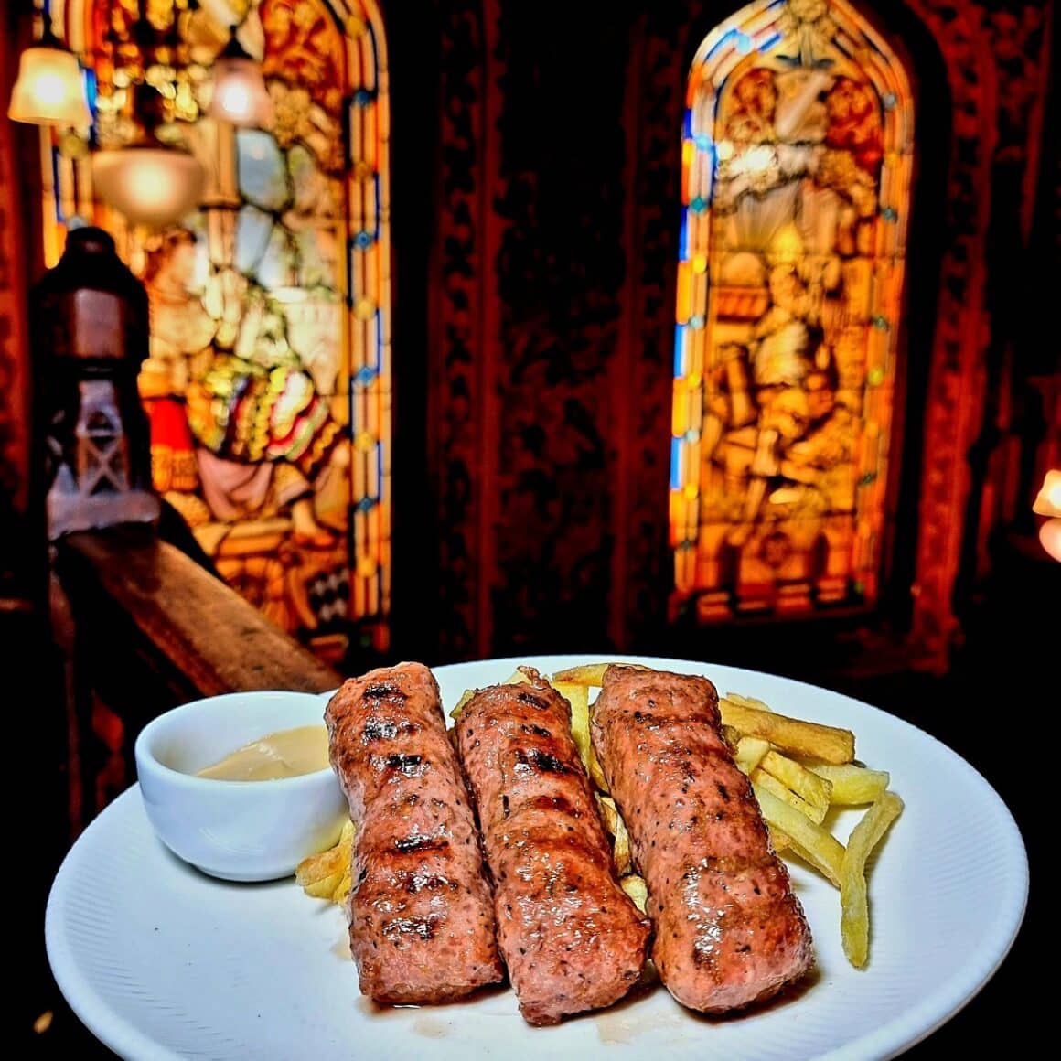 farfurie cu mici si cartofi prajiti la Caru cu bere. Cei mai buni mici din București