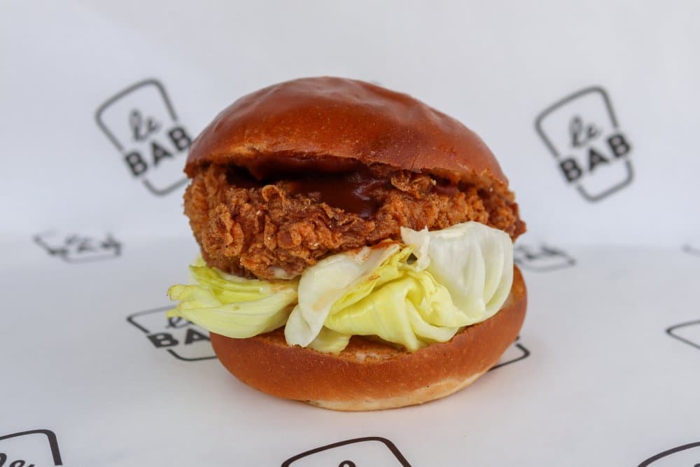 Burger cu conopida prajita si salata la Le Bab Fried Chicken