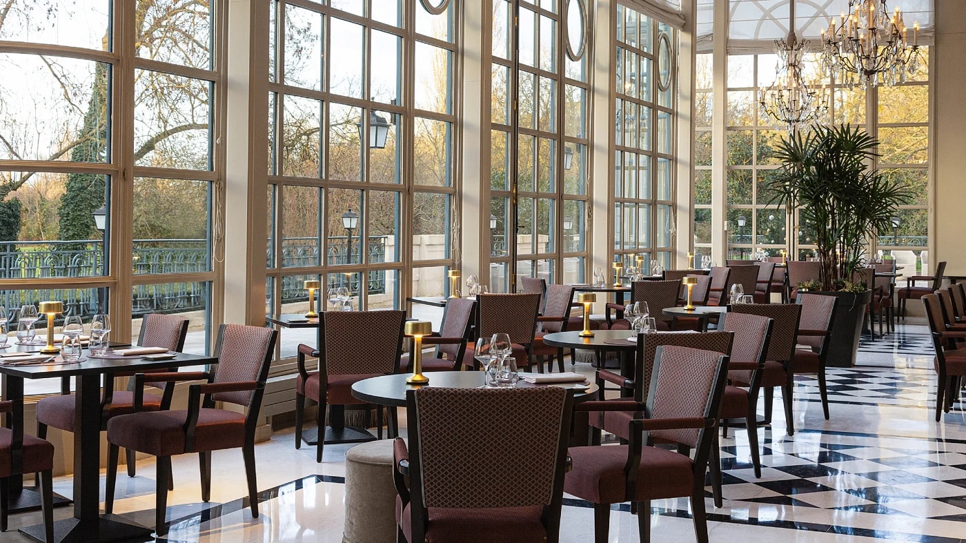 interiorul restaurantului La Veranda by Gordon Ramsey de la Versailles, unul din restauante faimoase din Paris