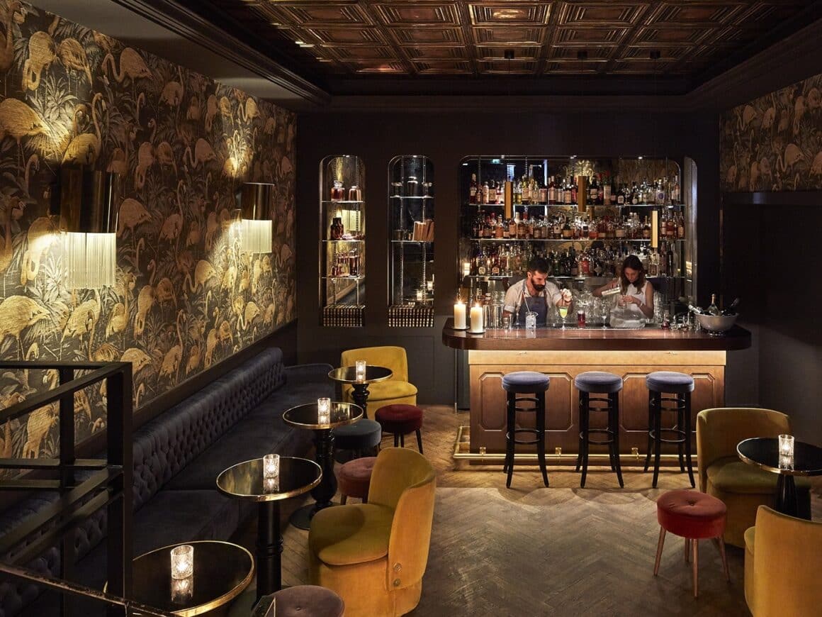 Restaurante din Parsi: Fitzgerald, cu mobilier din catifea, pereti imbracati in tapet si un bar iluminat la care servesc 2 barmani