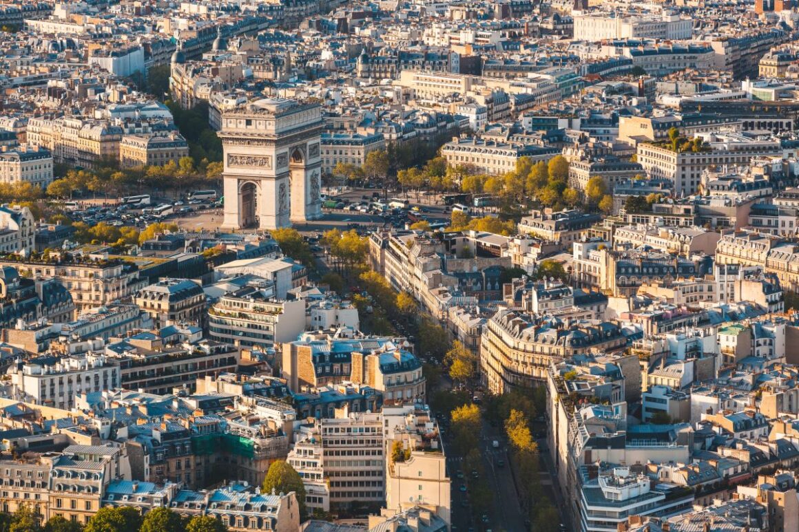 VEDERE AERIANA A ARCULUI DE TRIUMF DIN PARIS