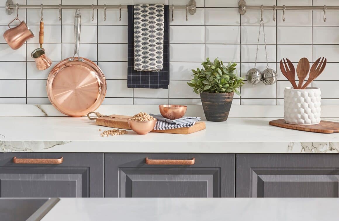 Mobila de bucatarie si accesorii cromate. Spray universal de curatenie pentru toata casa