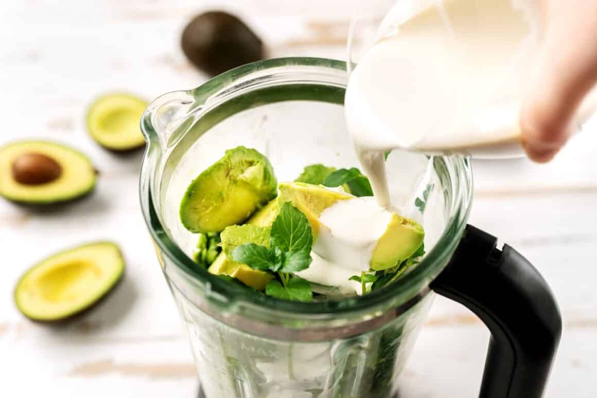 felii de avocado puse in blender peste care se toarna lapte - smoothies de primăvară