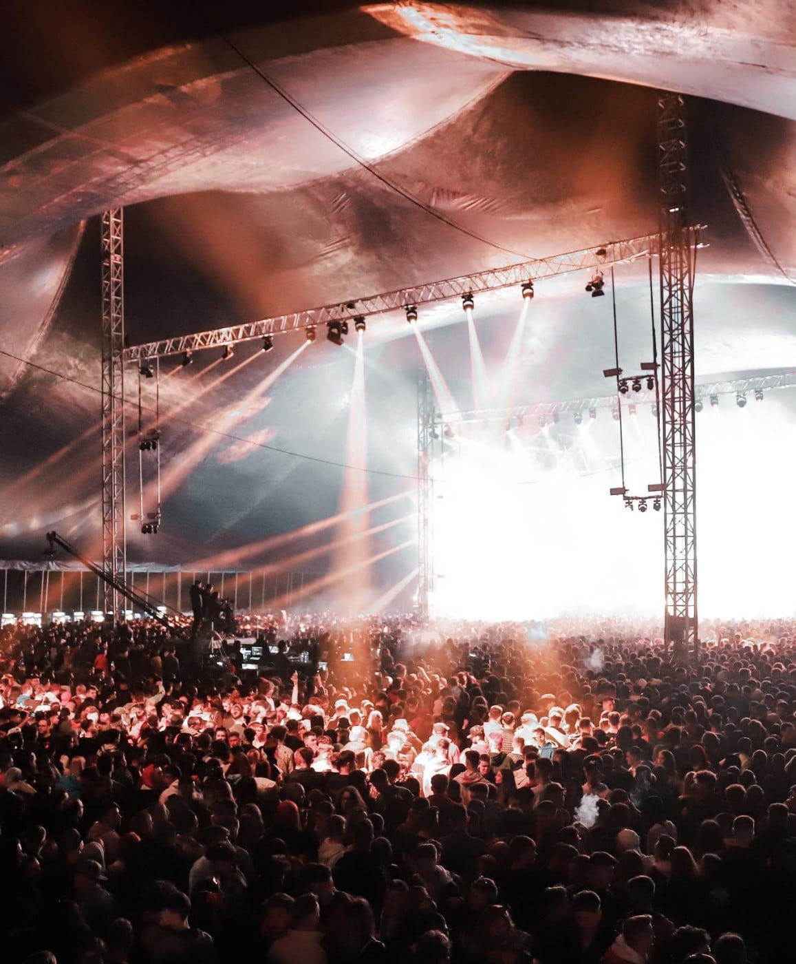 Scena luminata de reflectoare si o multime de oameni la concert la Beach Please Costinesti.