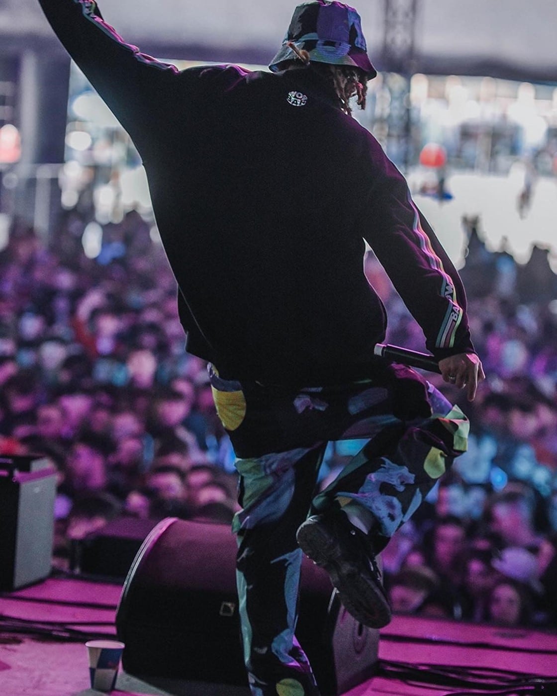 Artist fotografiat e scena, din spate, iar in fundal multimea de oameni la concert la Beach Please Costinesti, de 1 Mai la mare