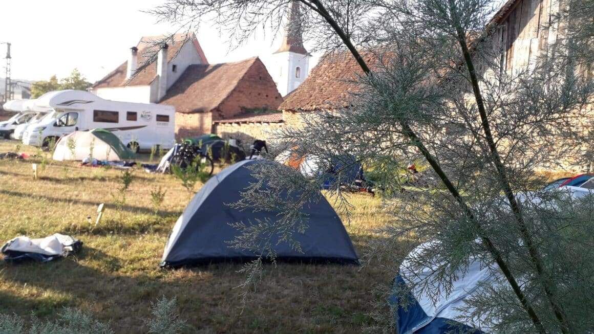 cort asezat in curte la Camping Zori din Saschiz, iar in fundal case vechi. Campinguri din România
