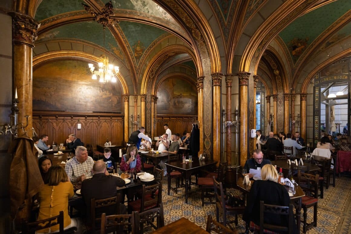 Restaurant Carul cu Bere la interior