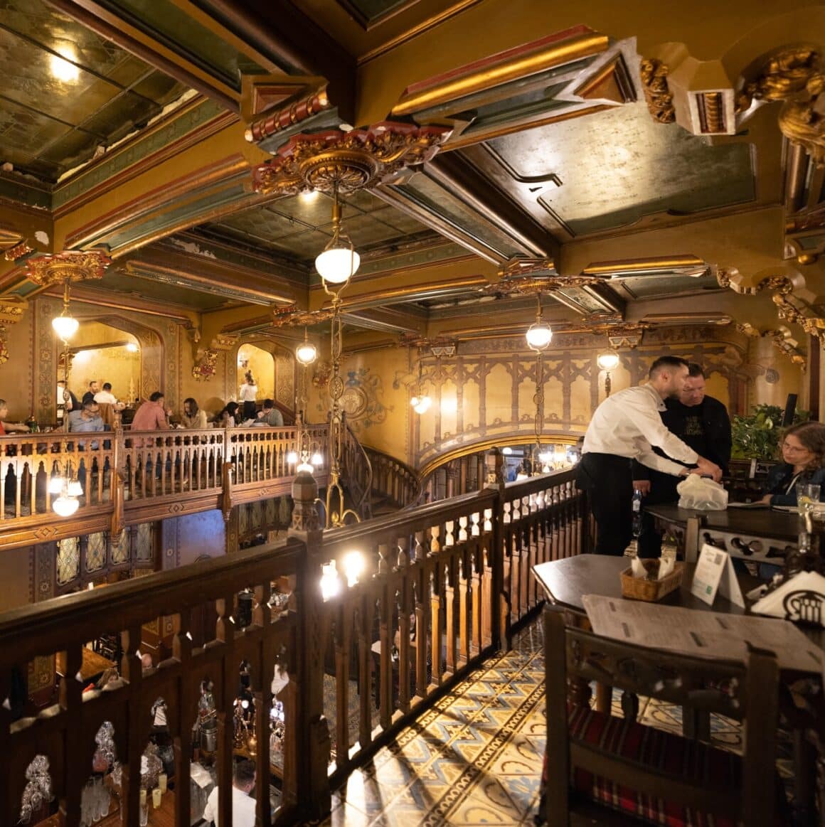 interiorul restaurantului Caru cu Bere