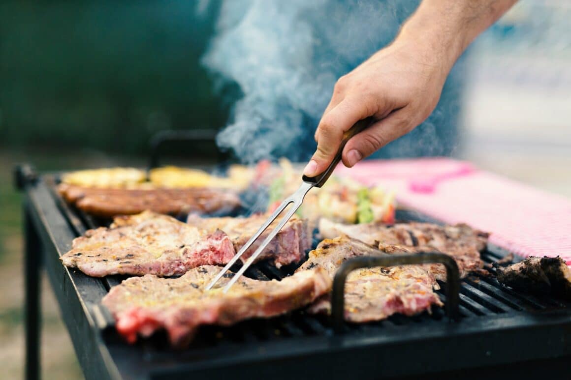 close up cu bucati de carne care se frig la gratar. Cum să faci un grătar perfect