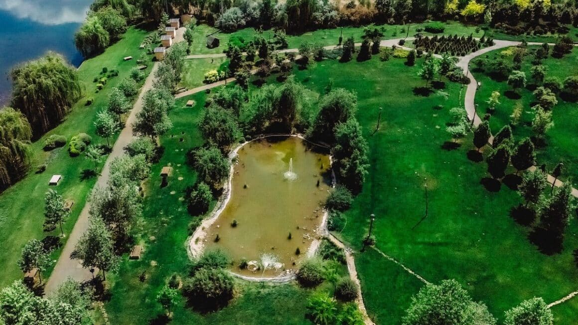 o vedere aeriana a parcului destinat picniccului din parcul din chitila. Locuri de grătar București