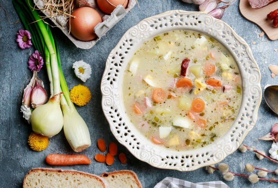 Rețete de Paști: ciorba de miel dreasa cu smantana, fotografiata de sus, pe fundal albastru, gătită după rețeta tradiționlă a ui Radu Anton Roman