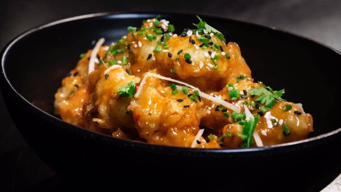 close up cu un bol negru cu conopida glazurata, cu verdeata. Preparate de post la 5Ensi