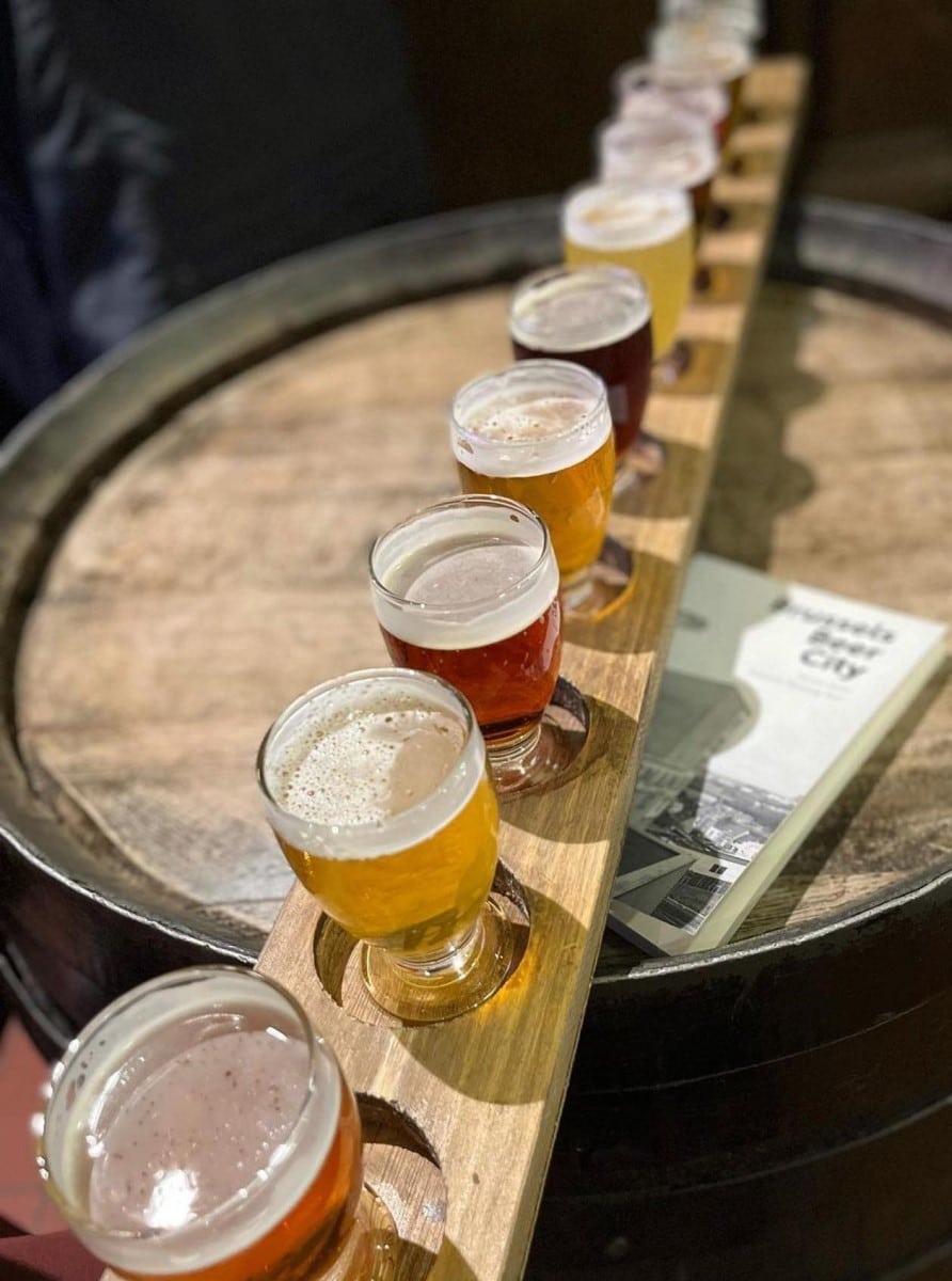 bere la metru cu diverse sortimente de bere artizanala la Delirium in Bruxelles, Belgia -  local faimos pentru berea belgiană