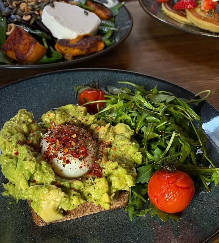 Egg-vocado cu Avocado zdrobit, ou posat, rucola, rosii confiate. Sandvișuri celebre
