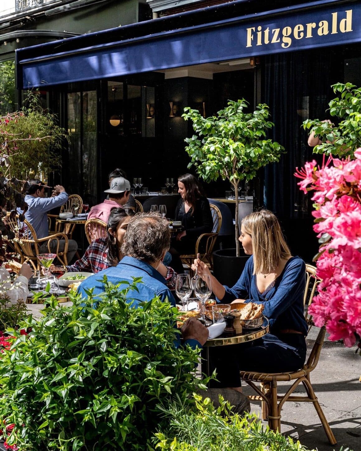 oameni care iau masa pe terasa la restaurant Fizgerald din Paris