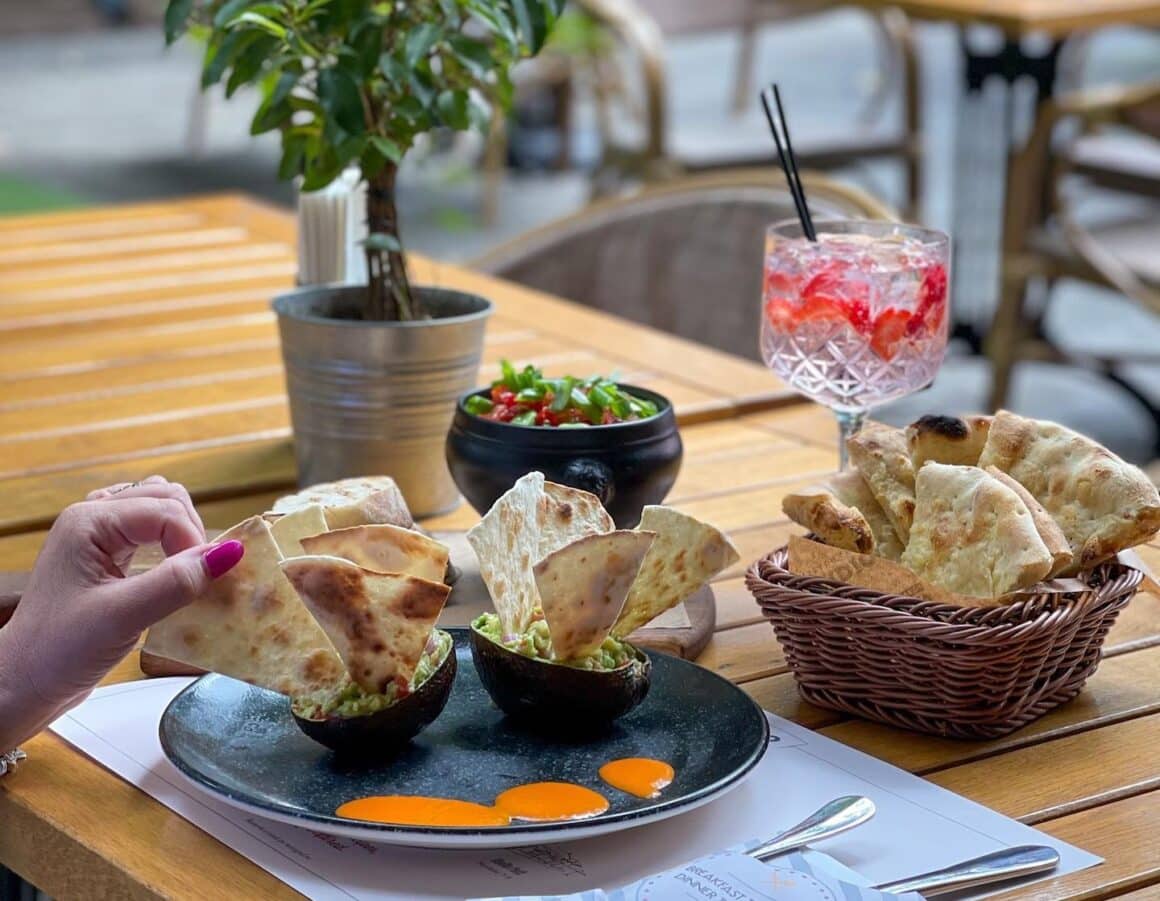 farfurie cu avocado taiat pe jumatate si umplut cu guacamole servit cu tortilla la Stadio