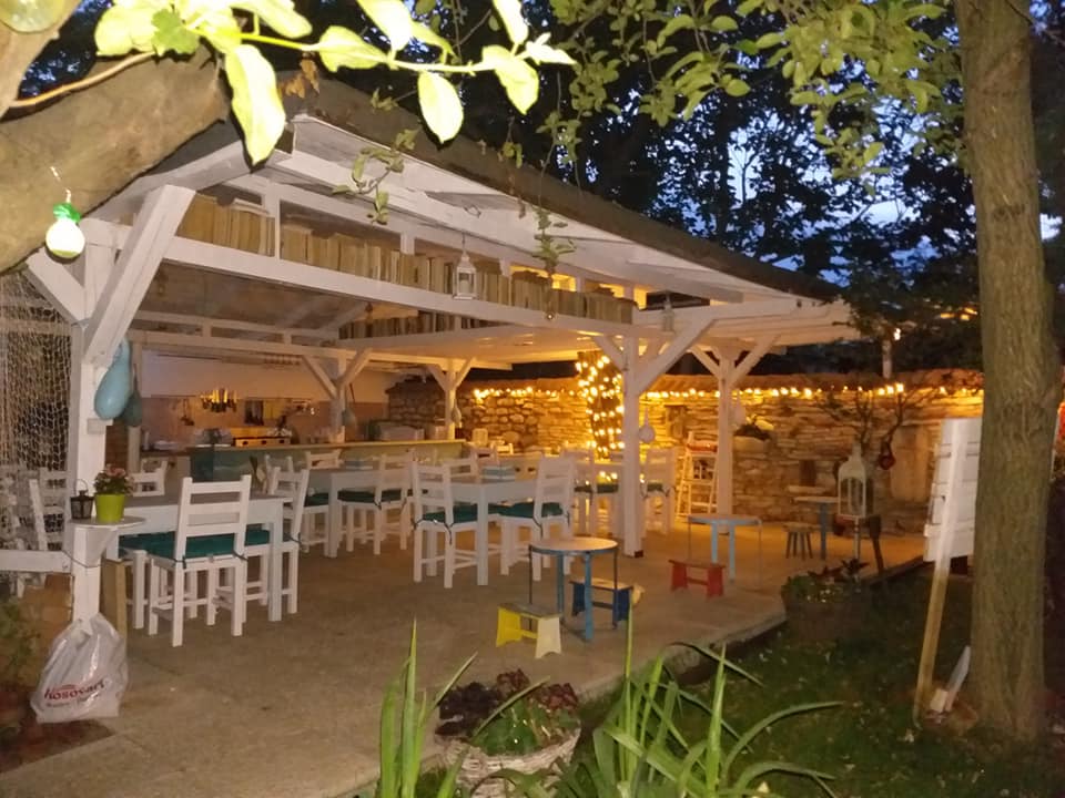 terasa din foisor cu mai multe mese si scaune la Hacienda camping. Campinguri din România