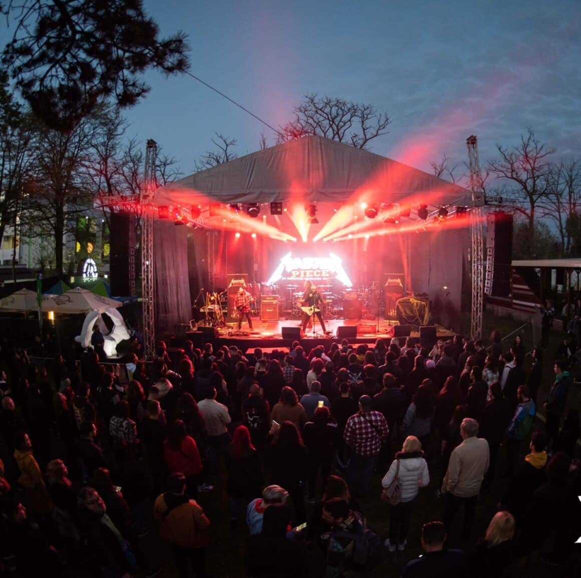 scena de la May be rock si oameni la concert