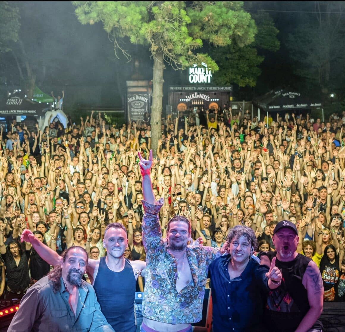 prim plan cu formatia Vama iar in spate multimea de oameni la concert la May Be Rock Costinesti, de 1 Mai la mare