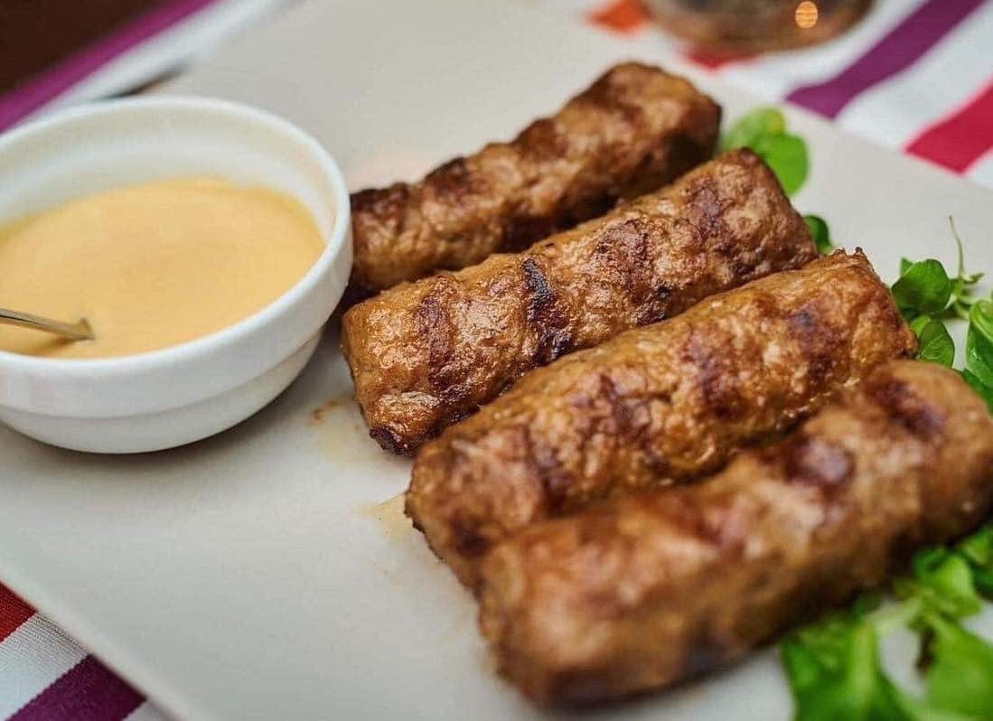 close up cu 4 mici la gratar alaturi de o sosiera cu mustar, la Cocosatu, Cei mai buni mici din București