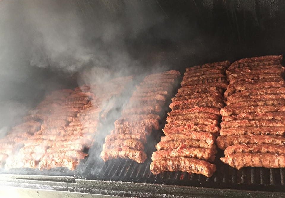 Gratar mare plin cu mici de la Ciotoianu. Cei mai buni mici din București