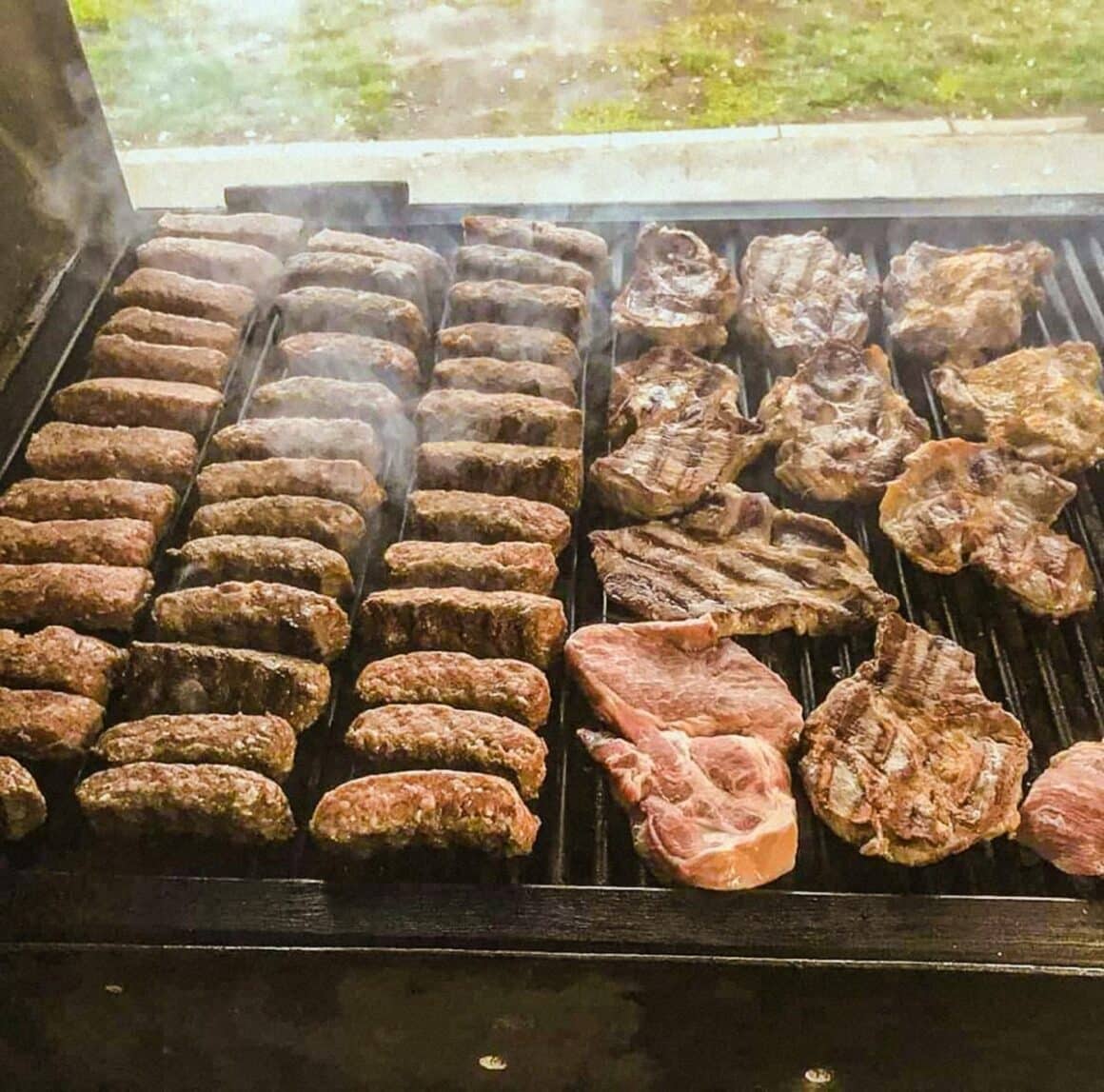 gratar incins cu mici si friptura La Taticu. Cei mai buni mici din București