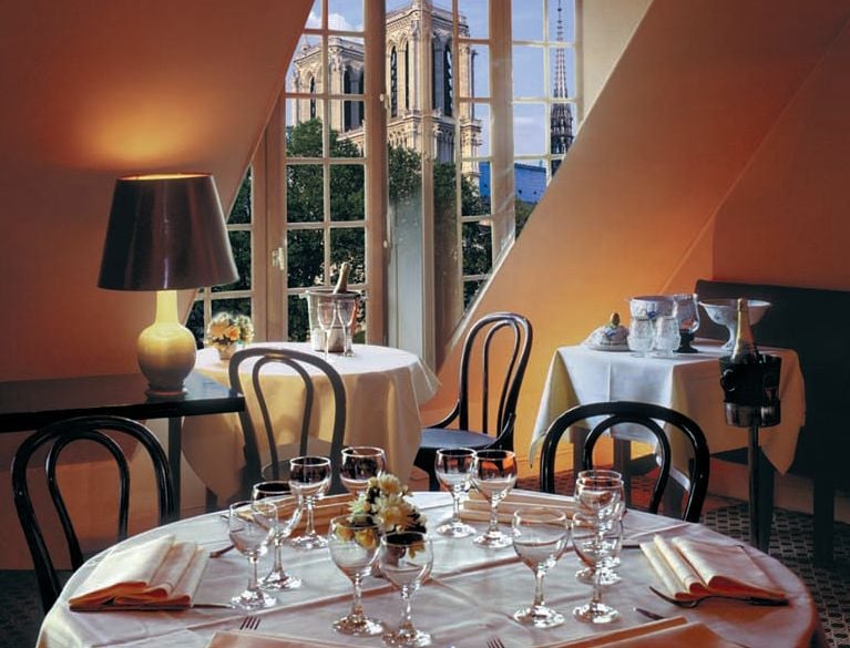 VEDERE DIN INTERIORUL RESTAURANTULUI LE PETIT CHÂTELET, CU CATEDRALA NOTRE DAMME