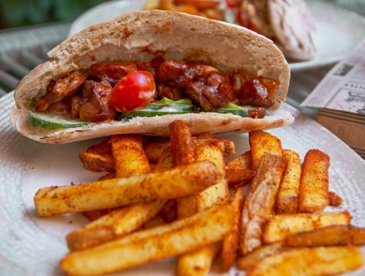 pita cu carne, rosii si castraveti, servita cu cartofi prajiti, la Lente. Sandvișuri celebre.