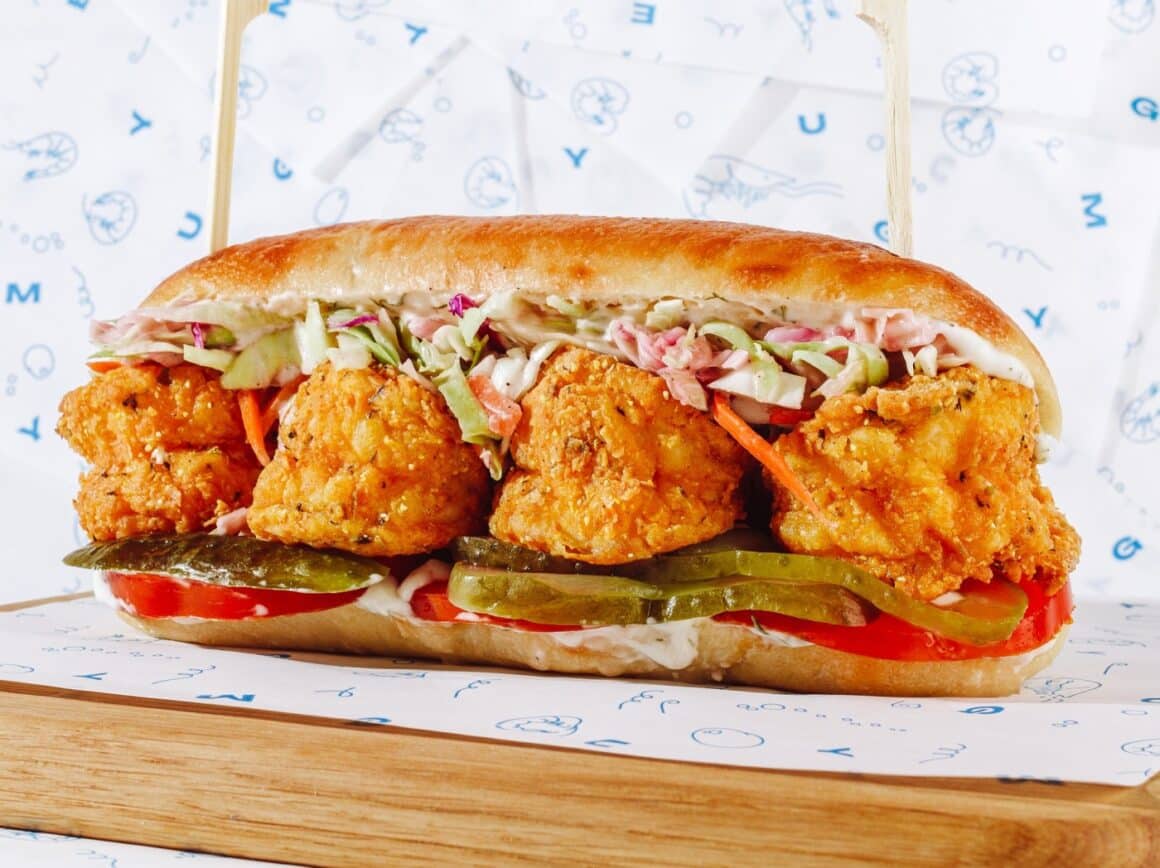 Baghetă crocantă umplută cu creveți, varza, roșii, murături, sos. Po'boy sandwich de la Meygu