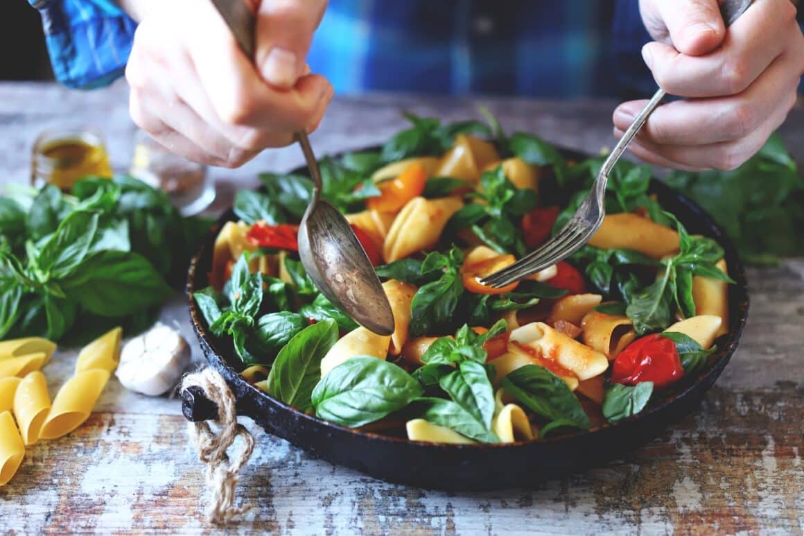 salata de paste cu spanac si rosii - preparate de post