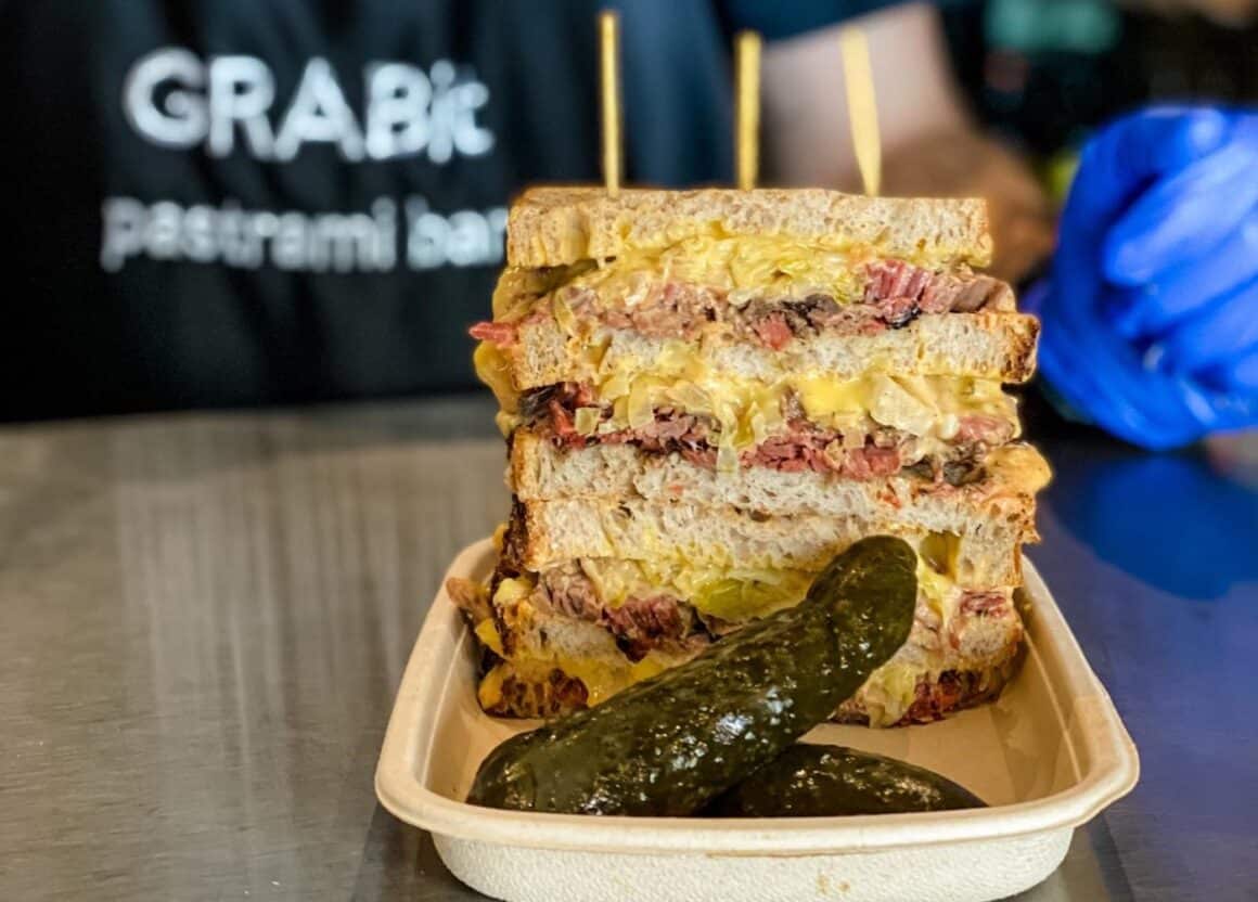 Sandviș New Youk Pastrami, Reuben. Pastramă de vită, brânză, varză murată, sos rusesc, pâine cu secară şi maia. La GrabIt Pastrami Bar. Sandivișuri celebre.