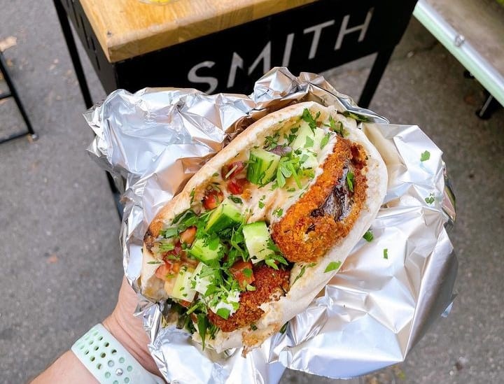 Sanvișuri celebre: Sabich cu vânătă crocantă, hummus de casă, salată israeliană, ou fiert marinat în soia, tahina și sos de mango irakian