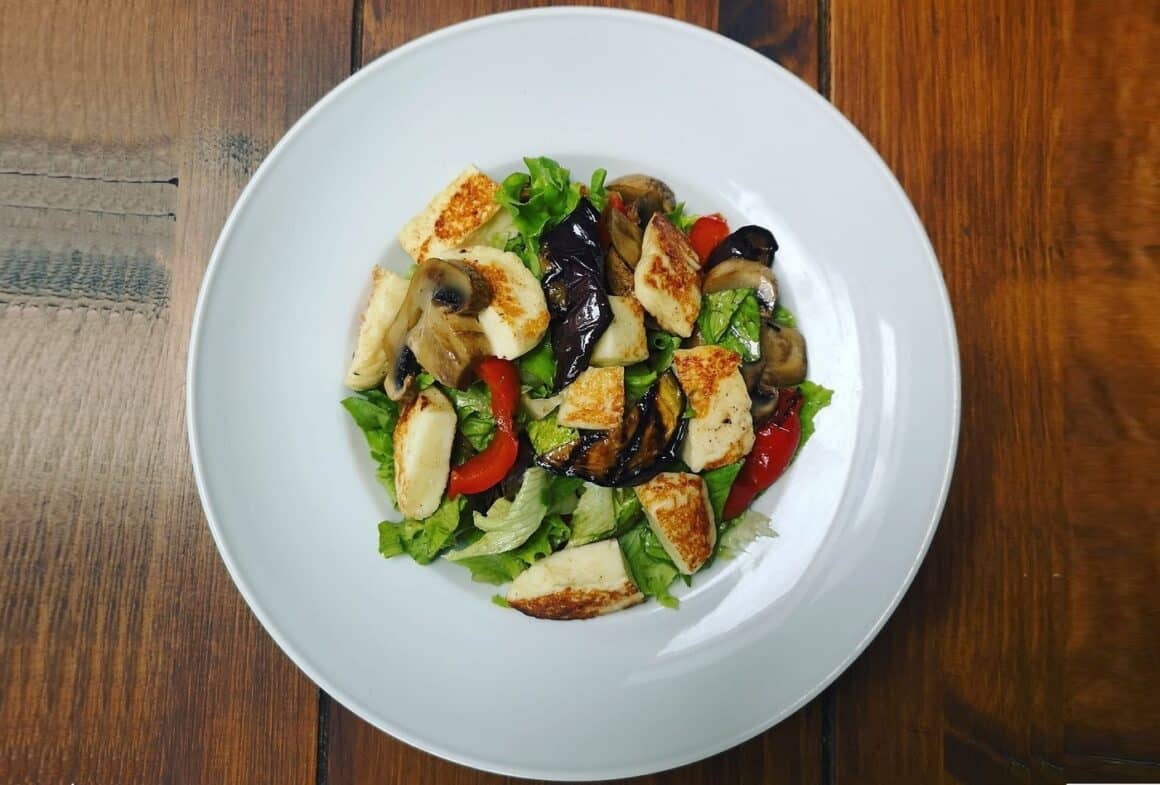 farfurie cu salata asiatica vegetariana/ Top view. Preparate de post la Simbio