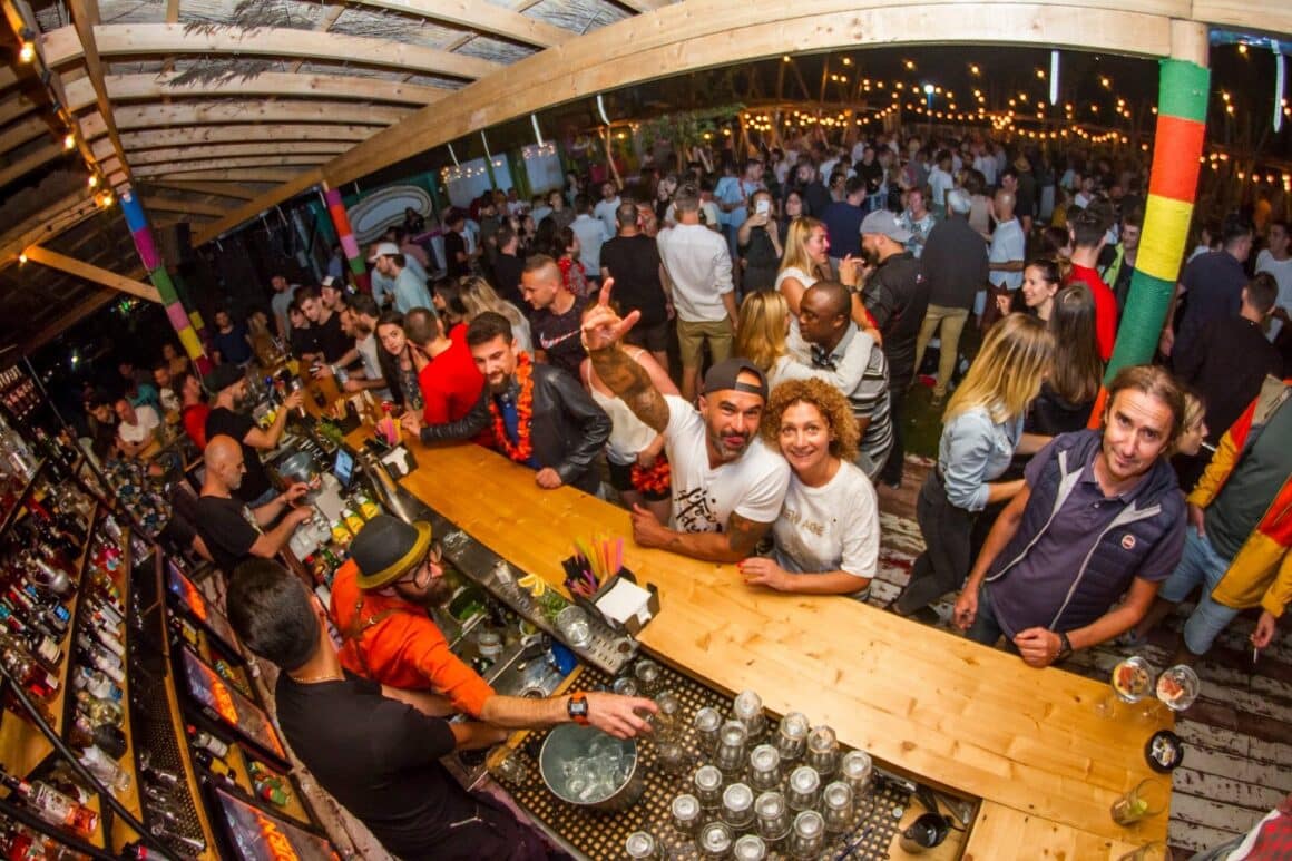 barul de la Sandaladala si terasa plina de oameni care se distreaza, seara