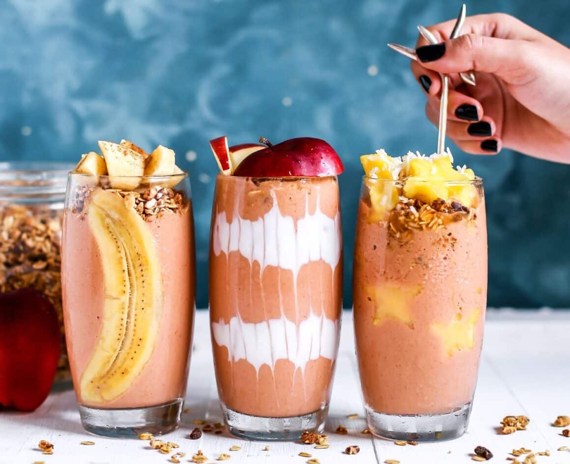 3 pahare cu smoothies de primavara close up