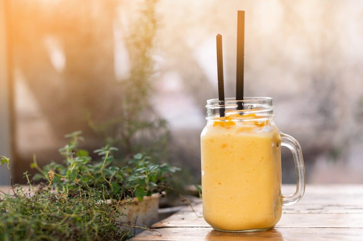 smoothie de banana, cartof dulce si curmale fotografiat in dreptul unor ghivece cu plante - smoothies de primăvară